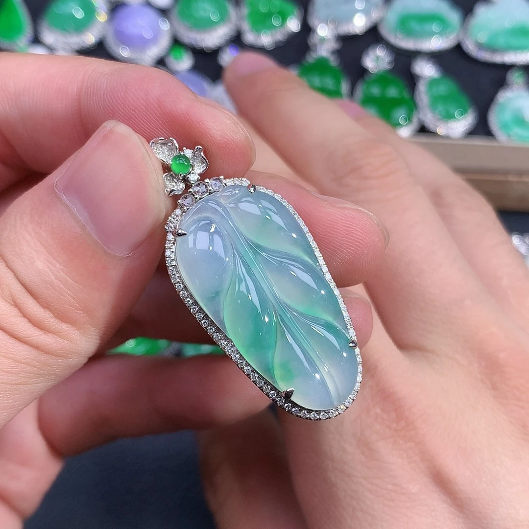 翡翠18K金镶嵌颈饰