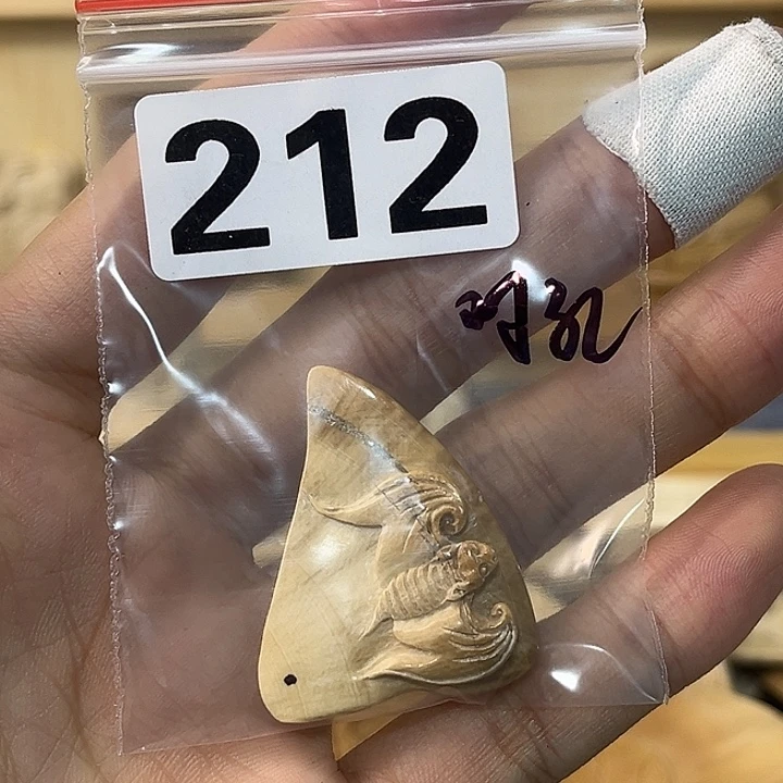 钦****天然猛犸牙雕刻品