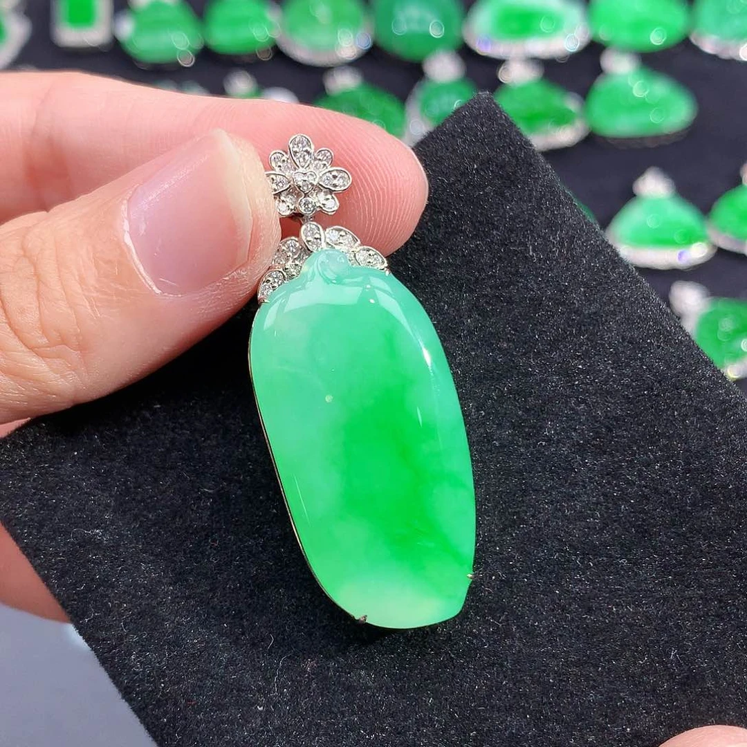 翡翠18K金镶嵌吊坠(赠链)