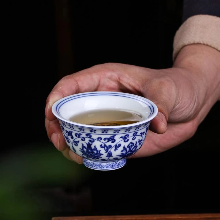 景德镇青花缠枝莲手工小压手杯客杯（容量60）