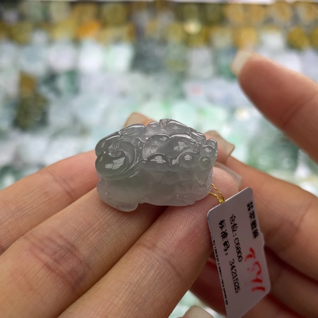 翡翠未镶嵌颈饰貔貅