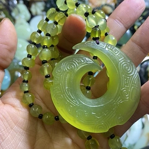 岫玉未镶嵌颈饰一个