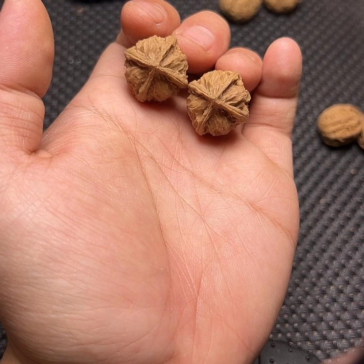 文玩核桃吊坠四棱