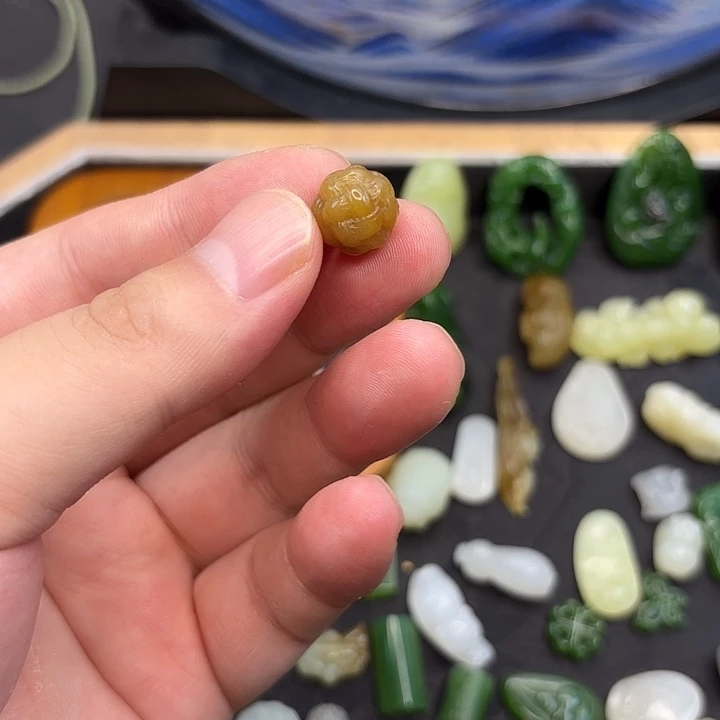 兜***米和田玉未镶嵌颈饰