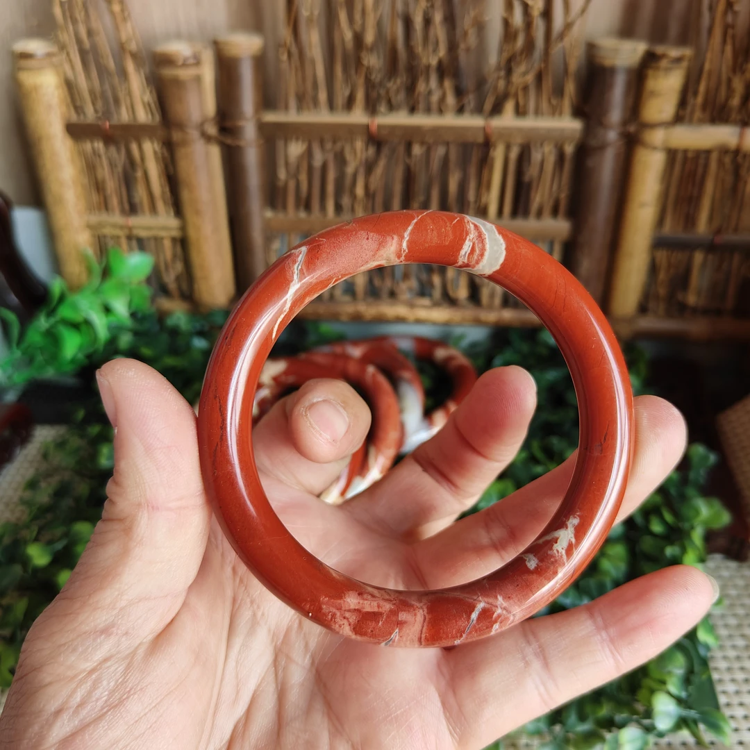 天然南非红手镯。胖圆条形。花纹漂亮硬度大。红红火火时尚百搭