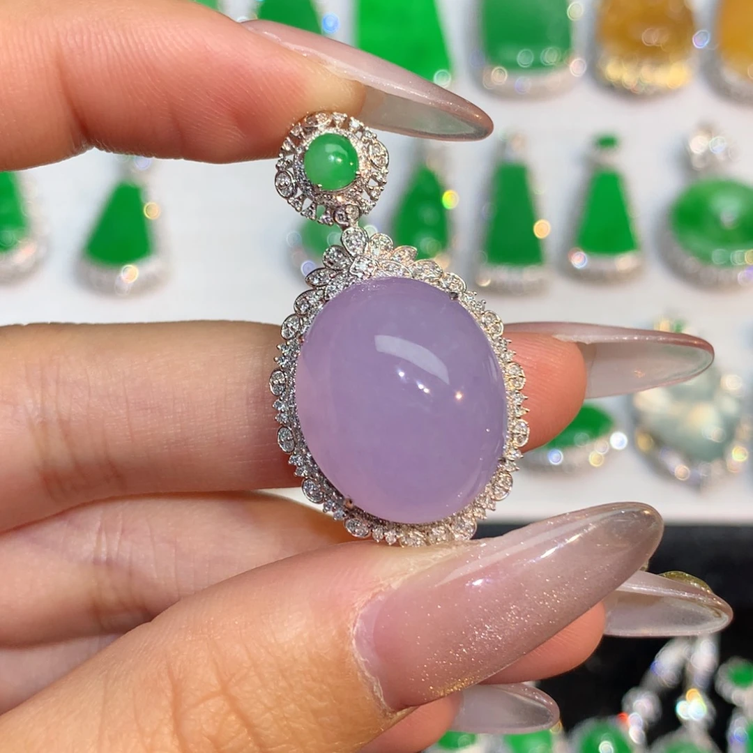 翡翠颈饰18K金镶嵌人****?翡翠