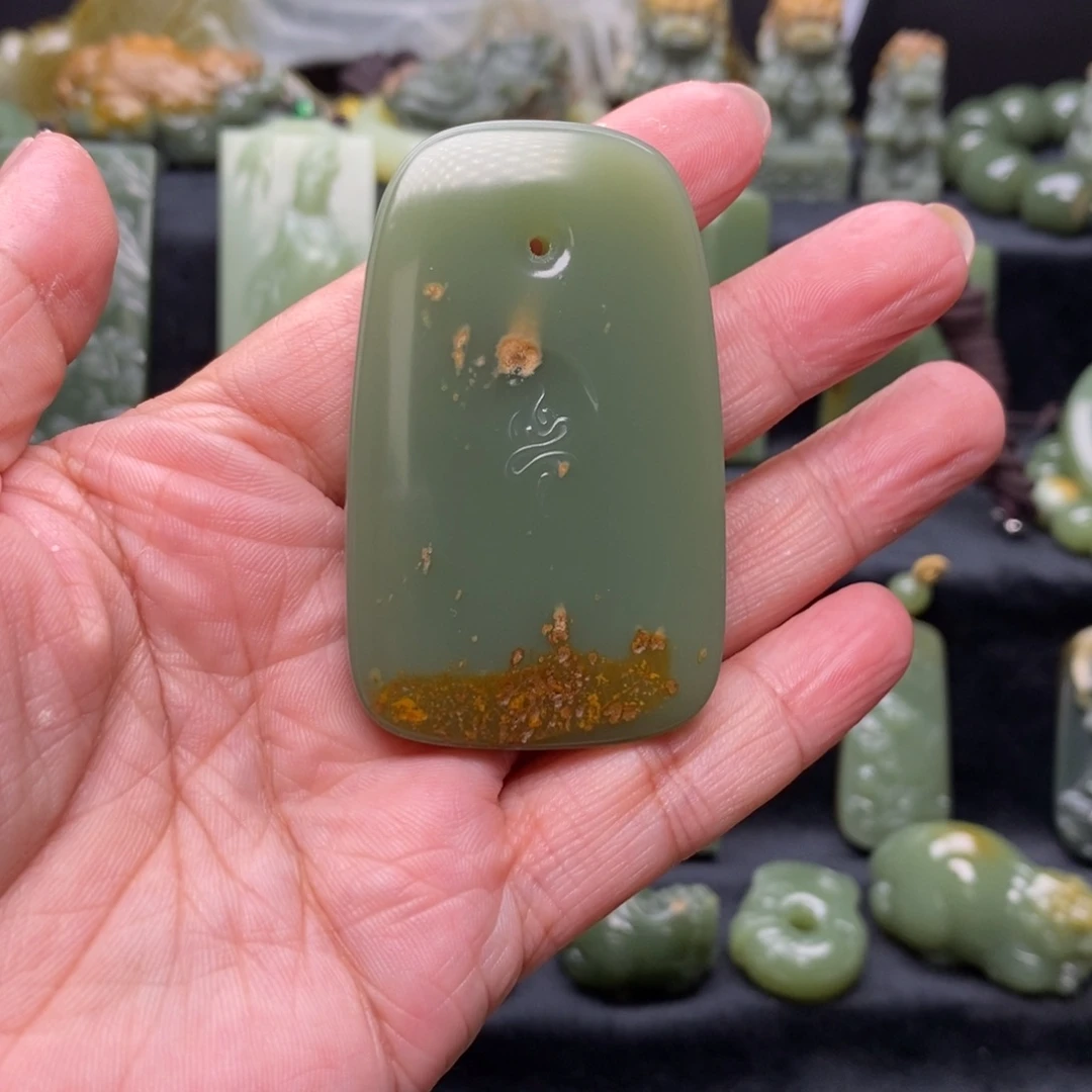 自***彩未镶嵌岫岩河磨玉（透闪石质玉）挂件