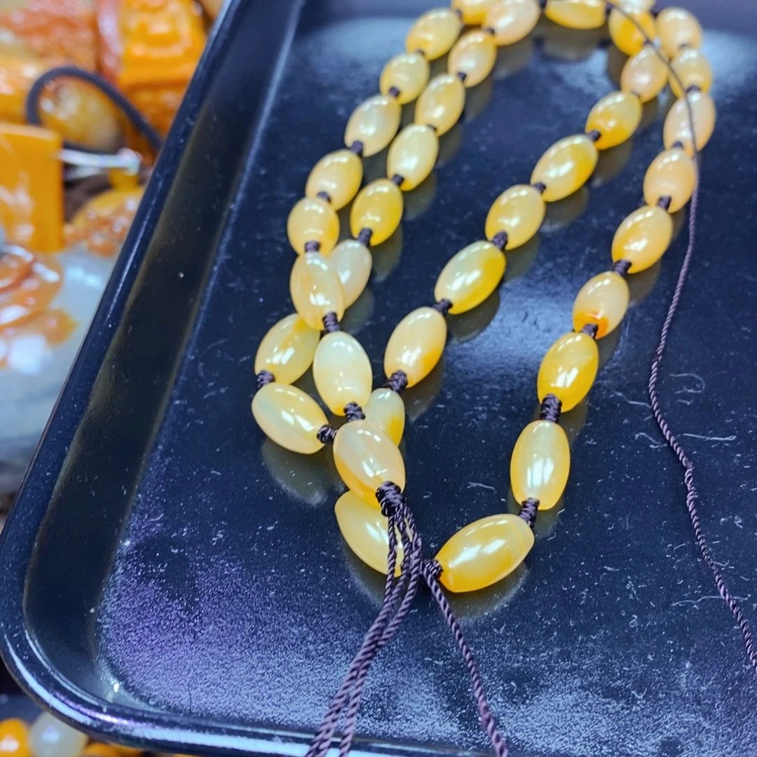 未镶嵌石英质玉（黄龙玉）颈饰