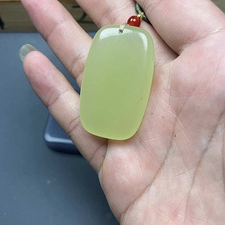 笑***生颈饰未镶嵌和田玉（糖玉）