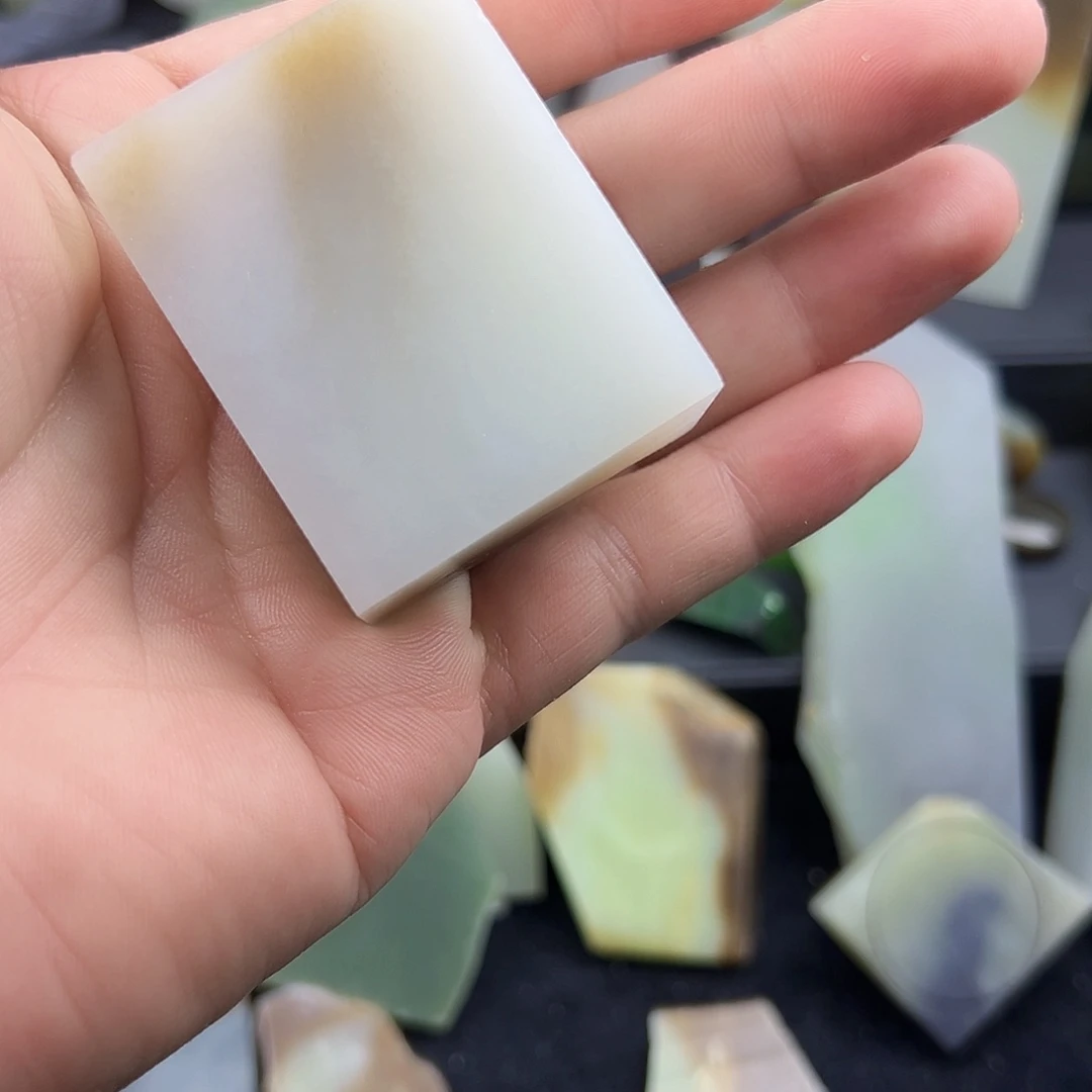 颈饰未镶嵌和田玉（糖玉）M***鸦