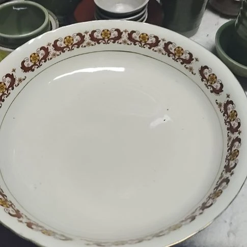 瓷片瓷片，各种摆件，盘，碗，沙锅，均有瑕疵。