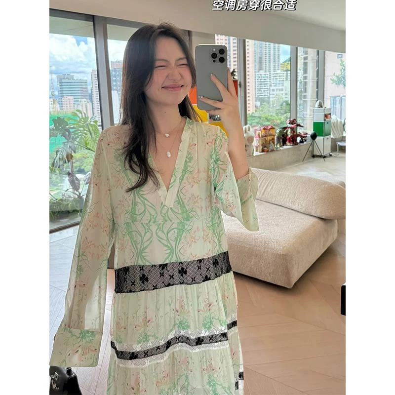 法式气质海边度假沙滩长裙子绝美又a又飒V领绿色印花长袖连衣裙女