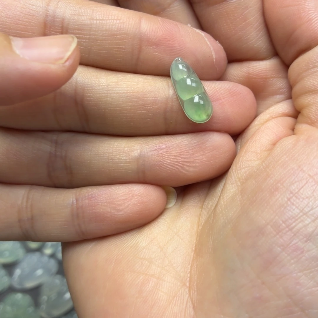 翡翠未镶嵌颈饰甜过绿豆