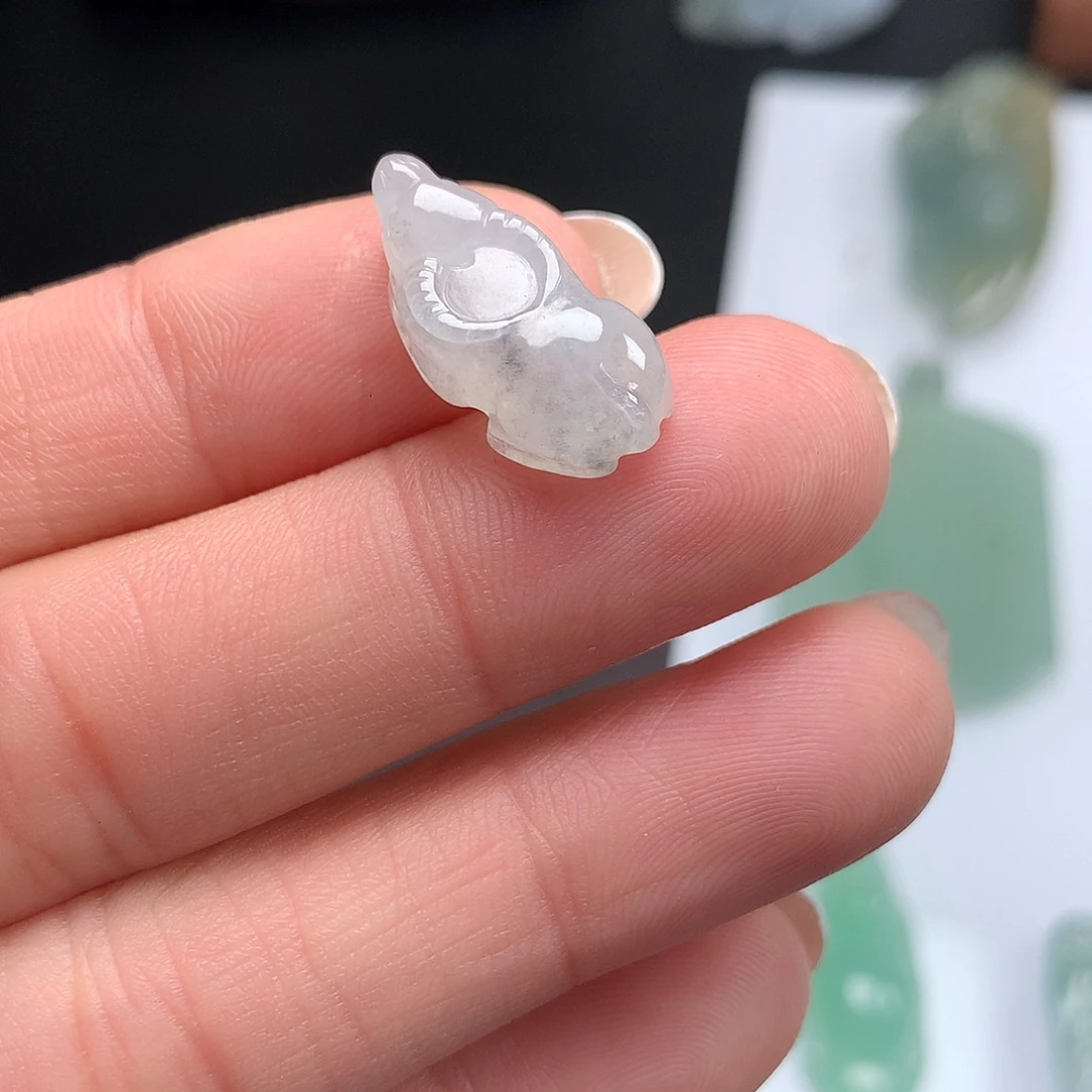 翡翠未镶嵌颈饰牛牛