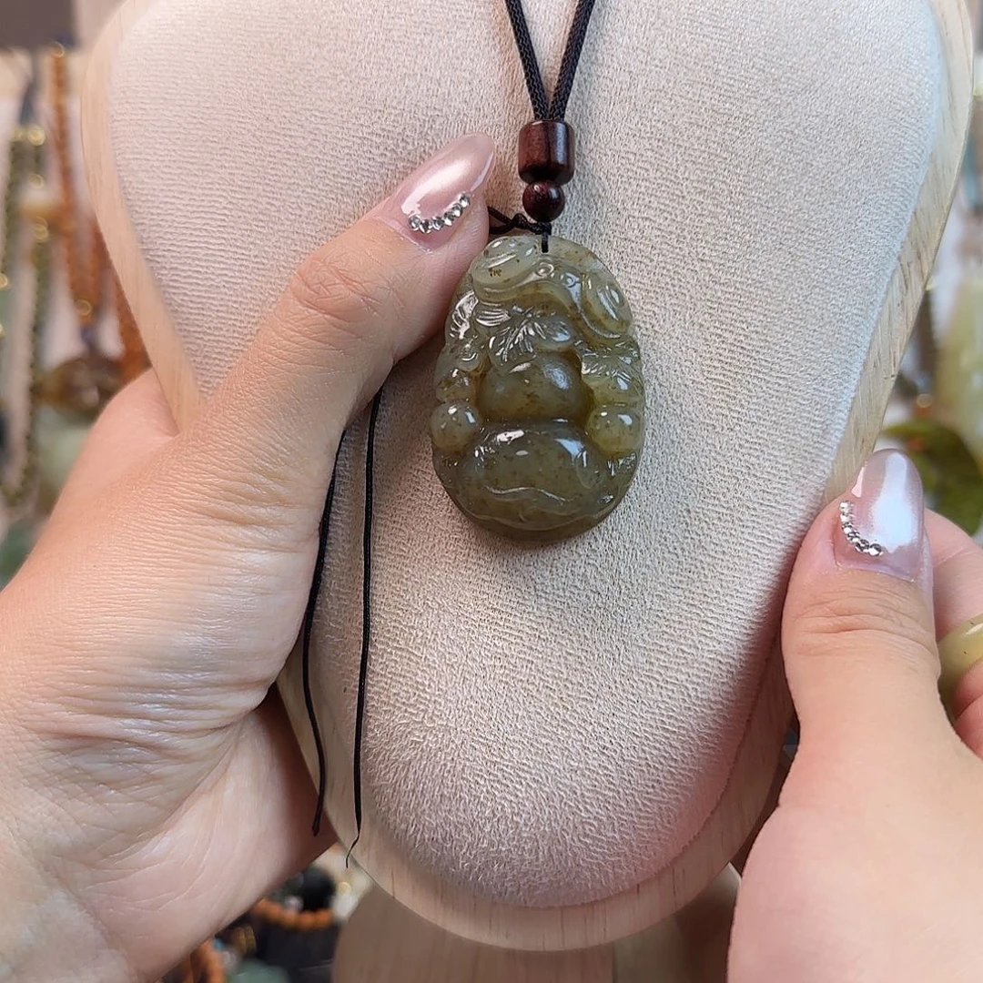 蛇纹石玉未镶嵌颈饰