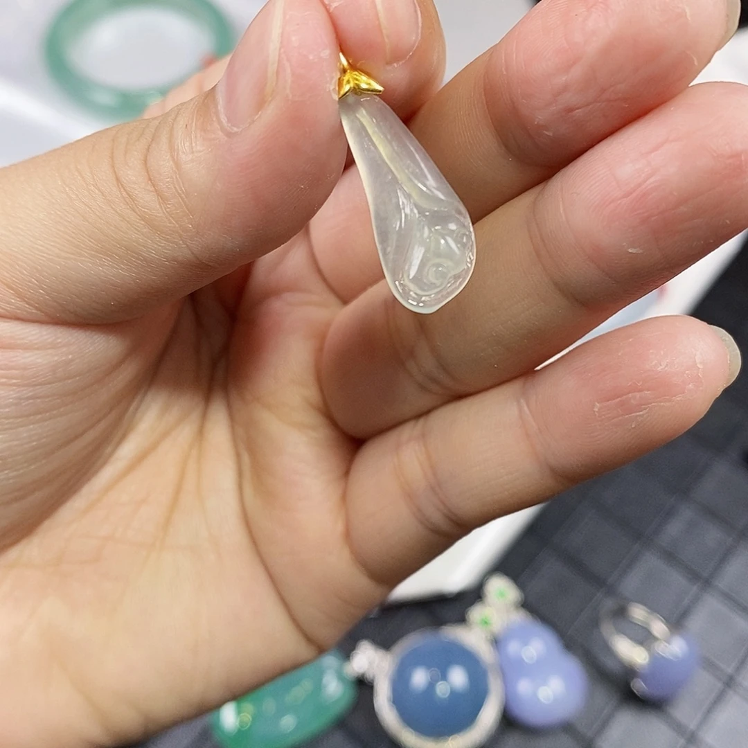 翡翠18K金镶嵌颈饰玉兰花