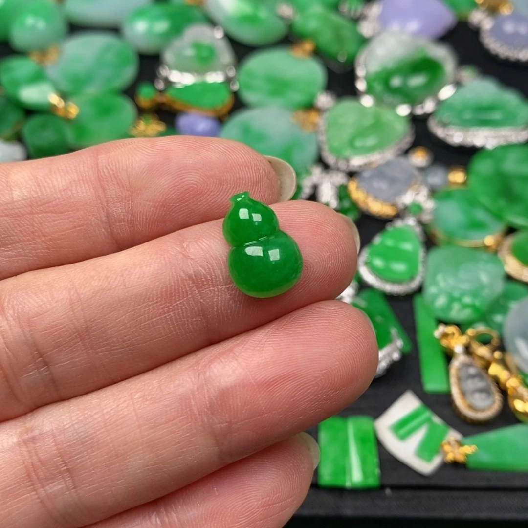 周***萱翡翠未镶嵌颈饰翡翠