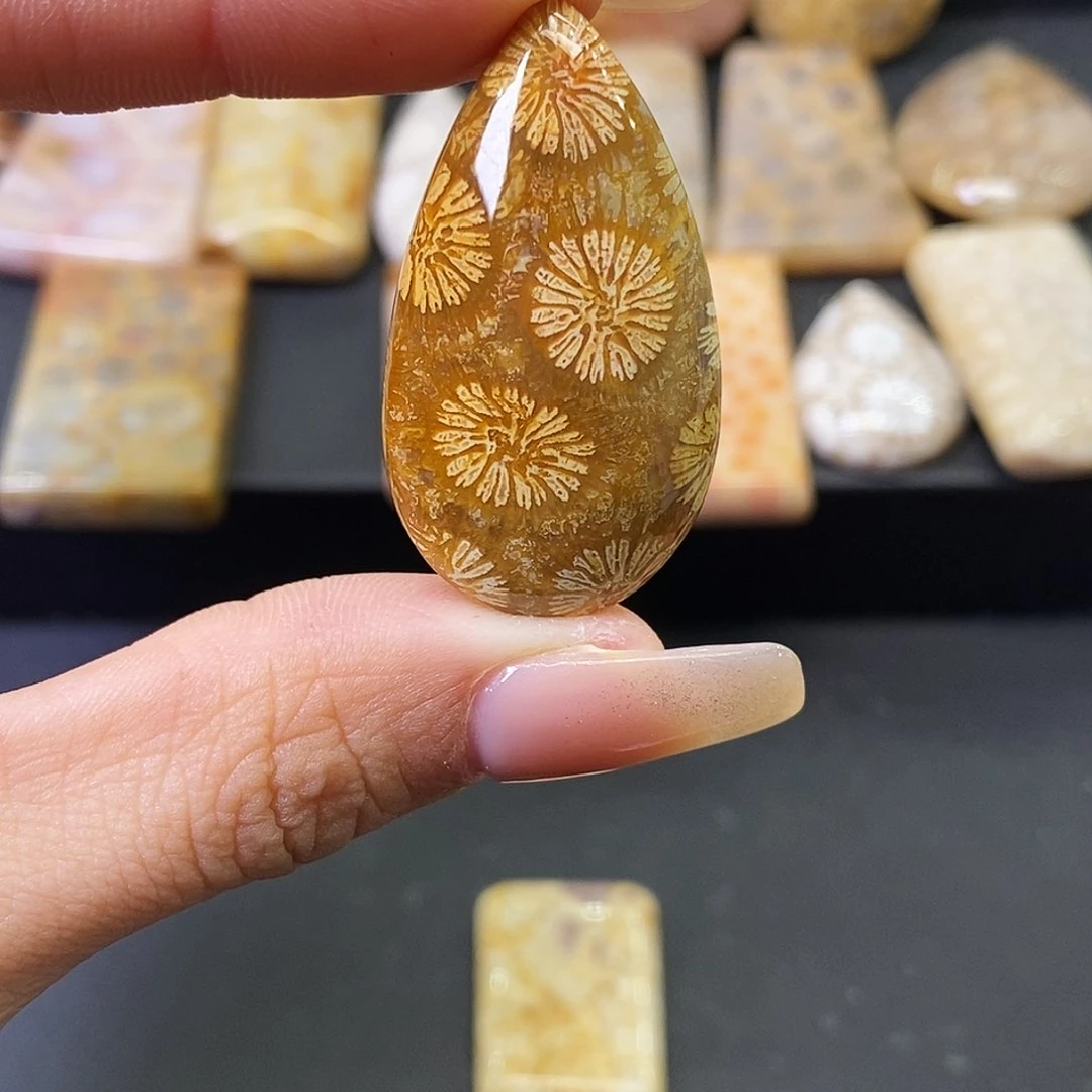 硅化玉颈饰合金坚***店