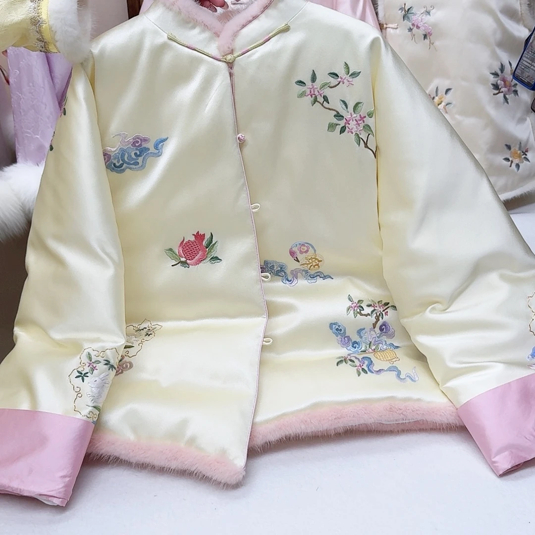织绣真丝奶黄色羽绒服