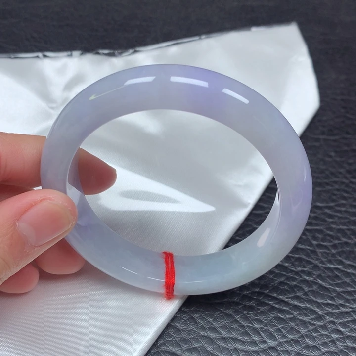 翡翠手镯未镶嵌。