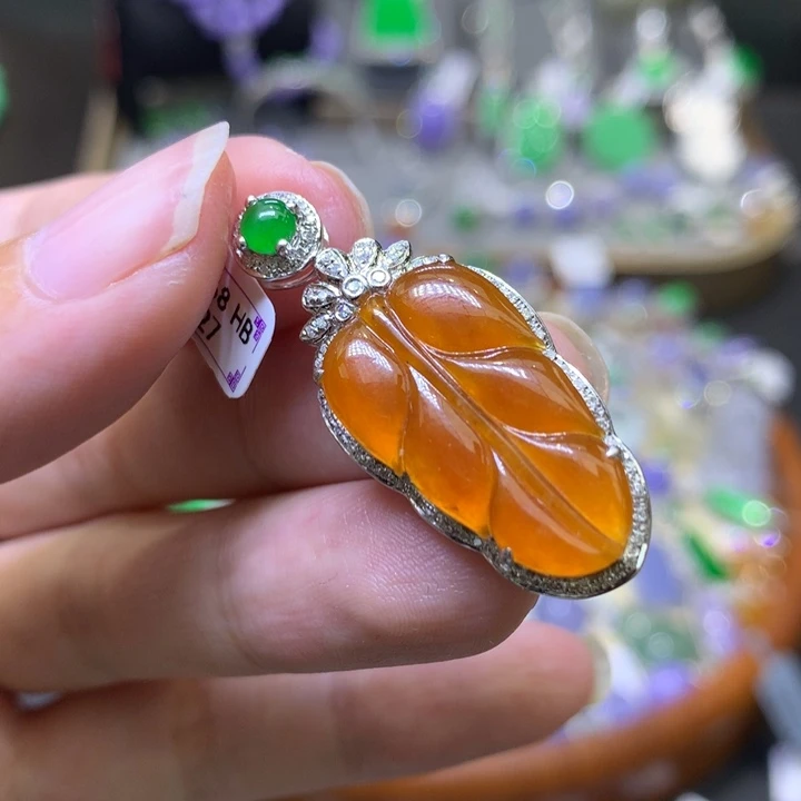颈饰18K金镶嵌翡翠