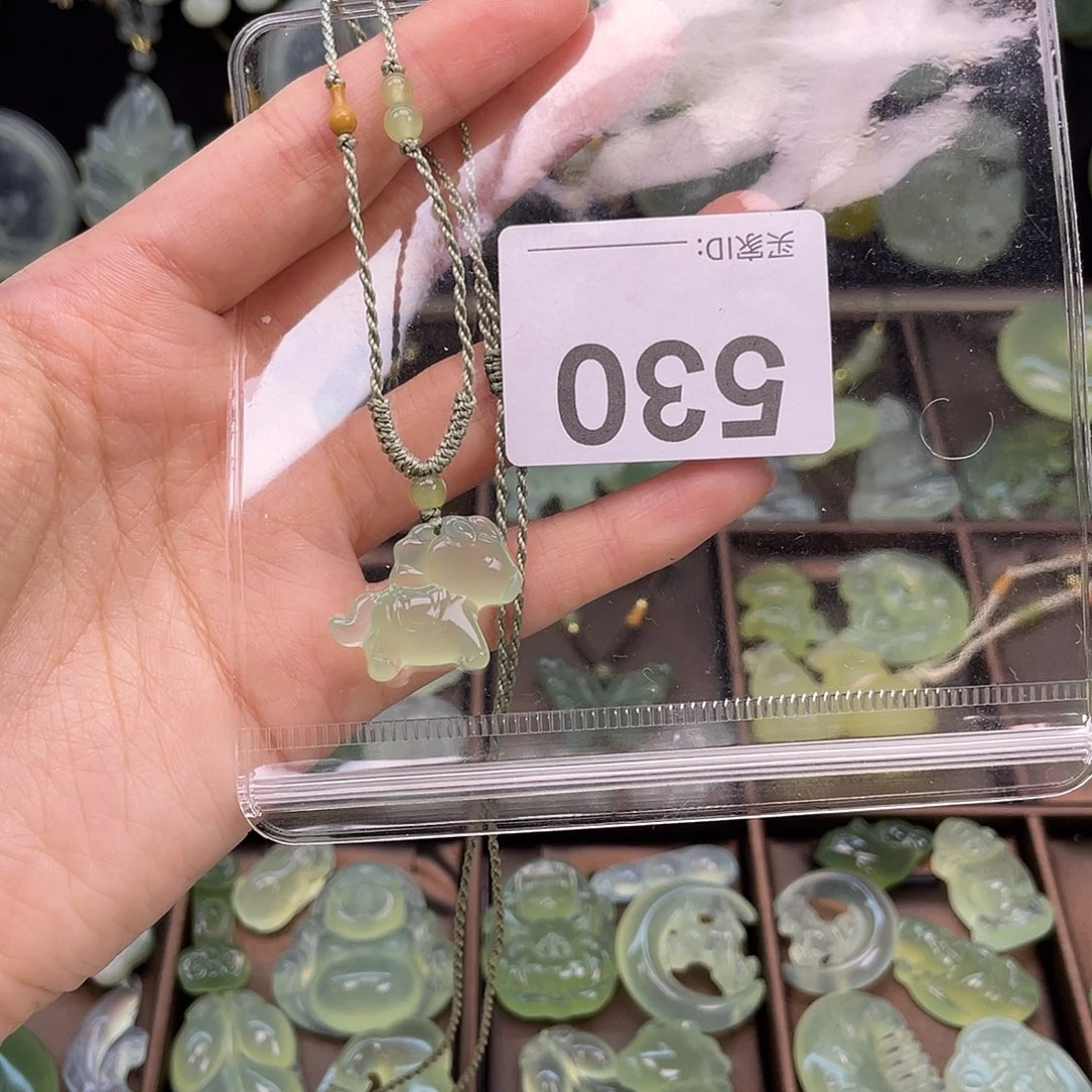 简***好蛇纹石玉未镶嵌颈饰