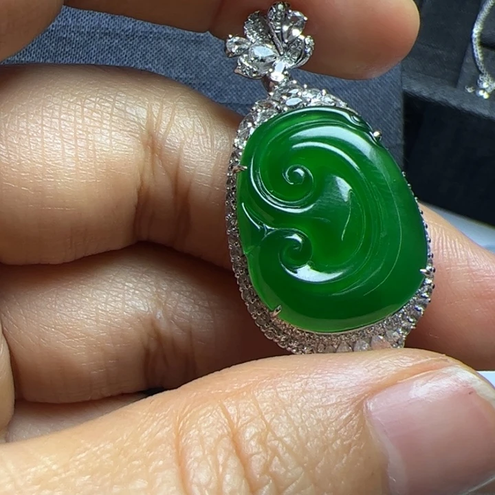 翡翠吊坠(不含链)18K金镶嵌翡翠吊坠项链