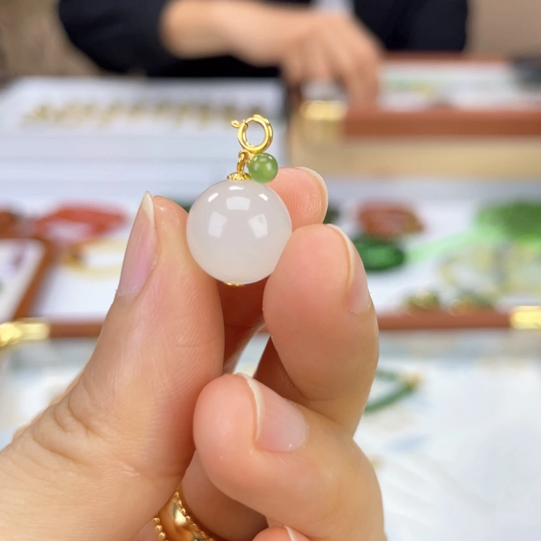 颈饰18K金镶嵌和田玉