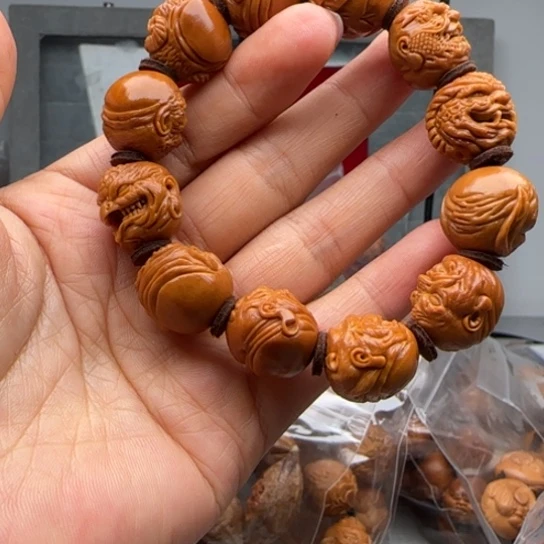蓝****橄榄核手串雕刻工艺