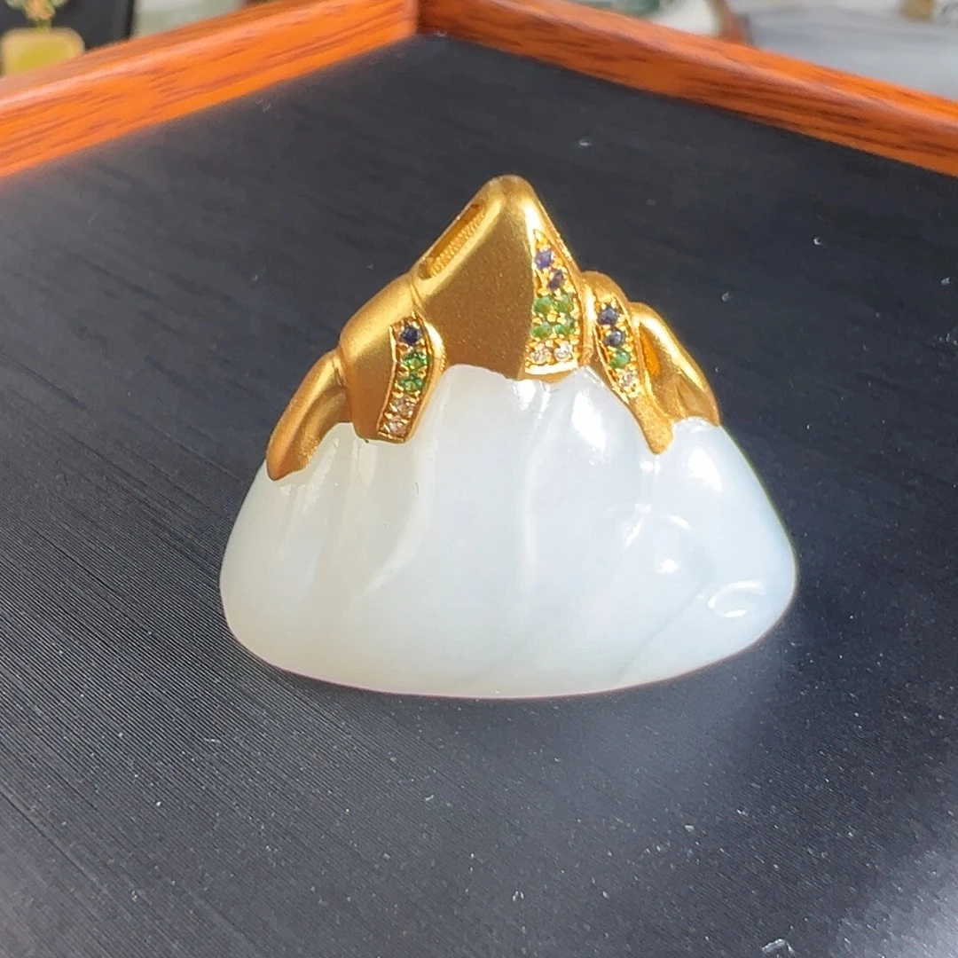 颈饰18K金镶嵌和田玉（白玉）羊脂白金山吊坠