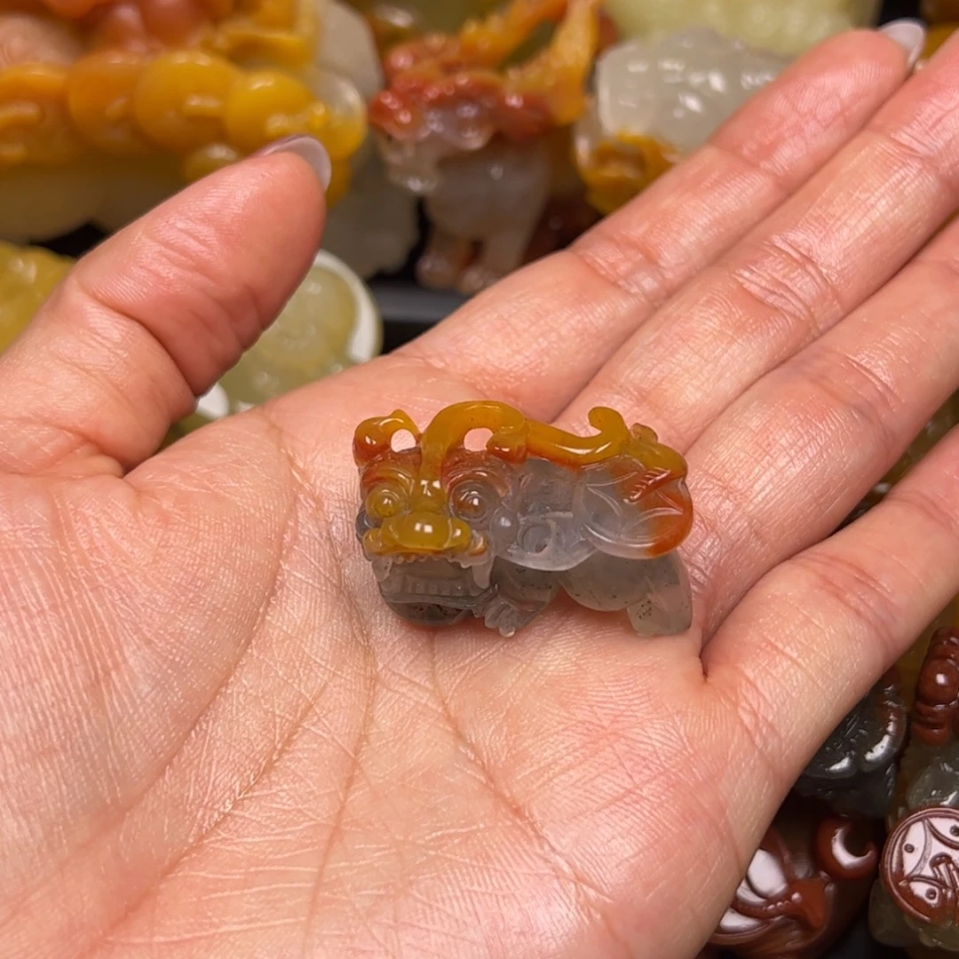 a***使石英质玉（黄龙玉）未镶嵌颈饰