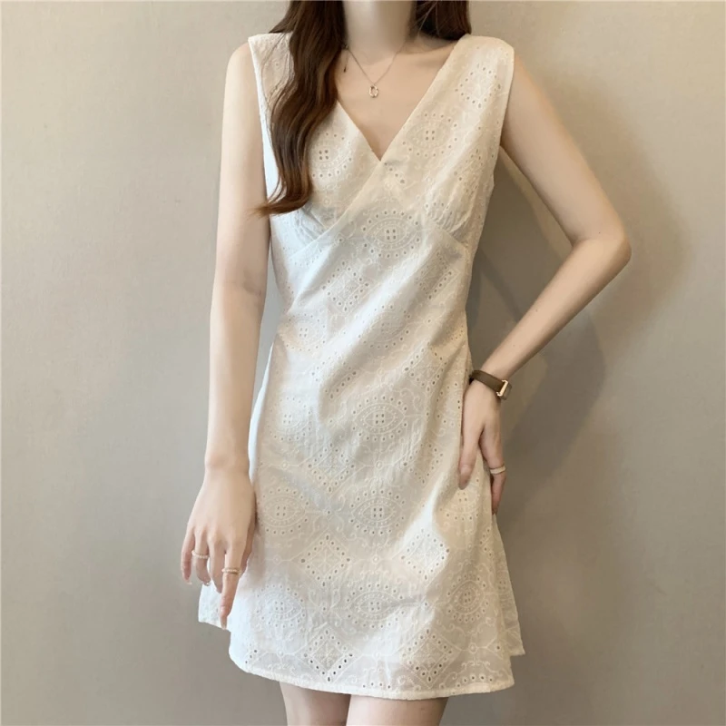 无袖V领背心连衣裙女夏天2025大码胖mm显瘦收腰蕾丝镂空a字短裙子