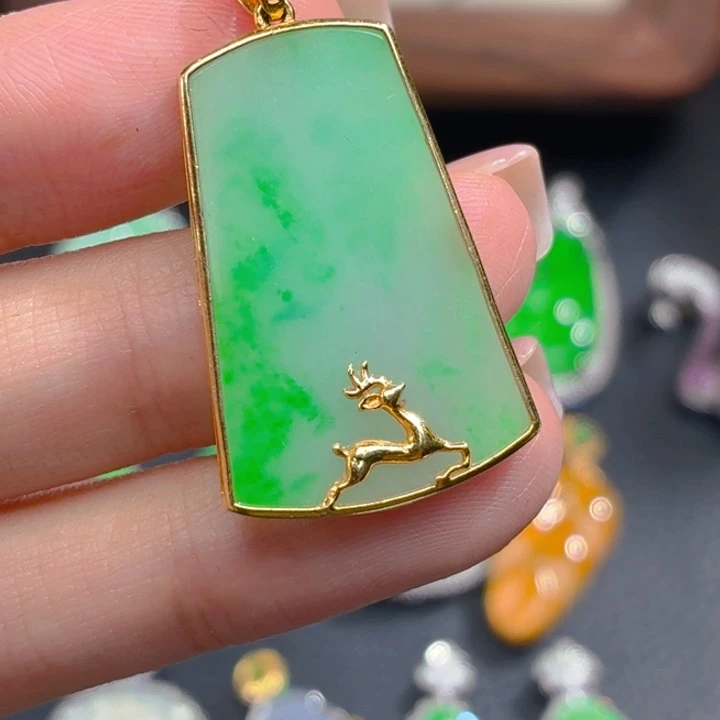 颈饰18K金镶嵌翡翠