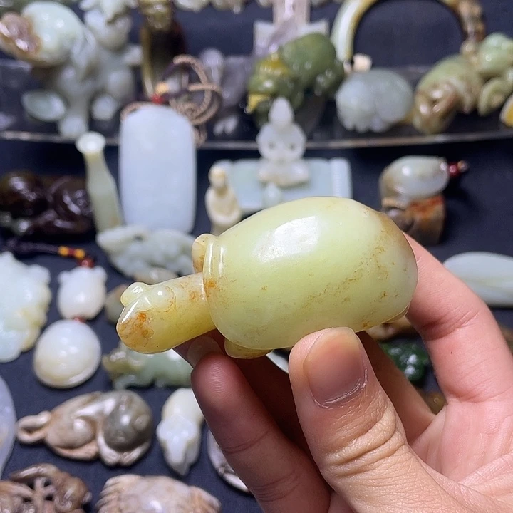 依***三和田玉（糖玉）未镶嵌颈饰