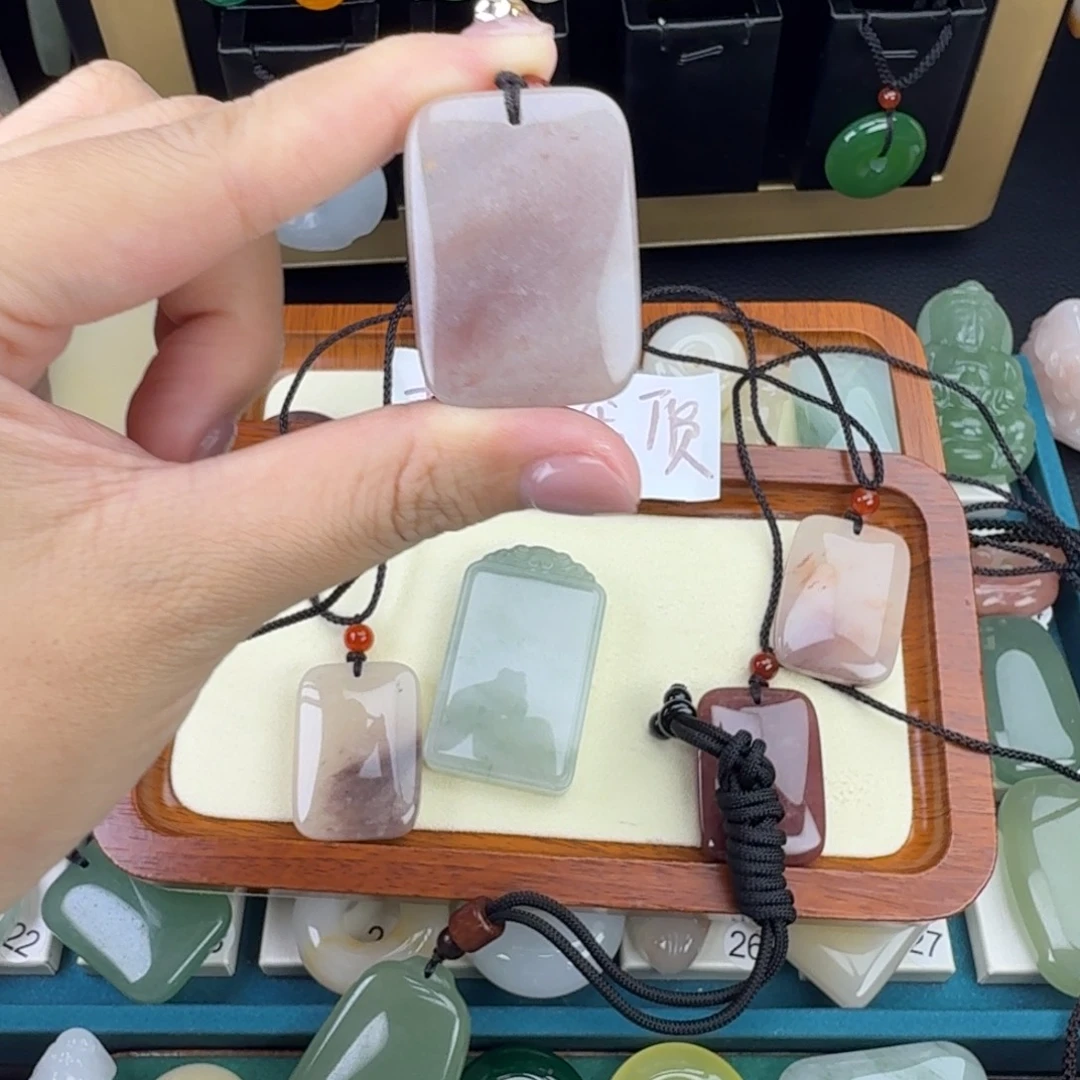 让***翔石英岩玉未镶嵌颈饰