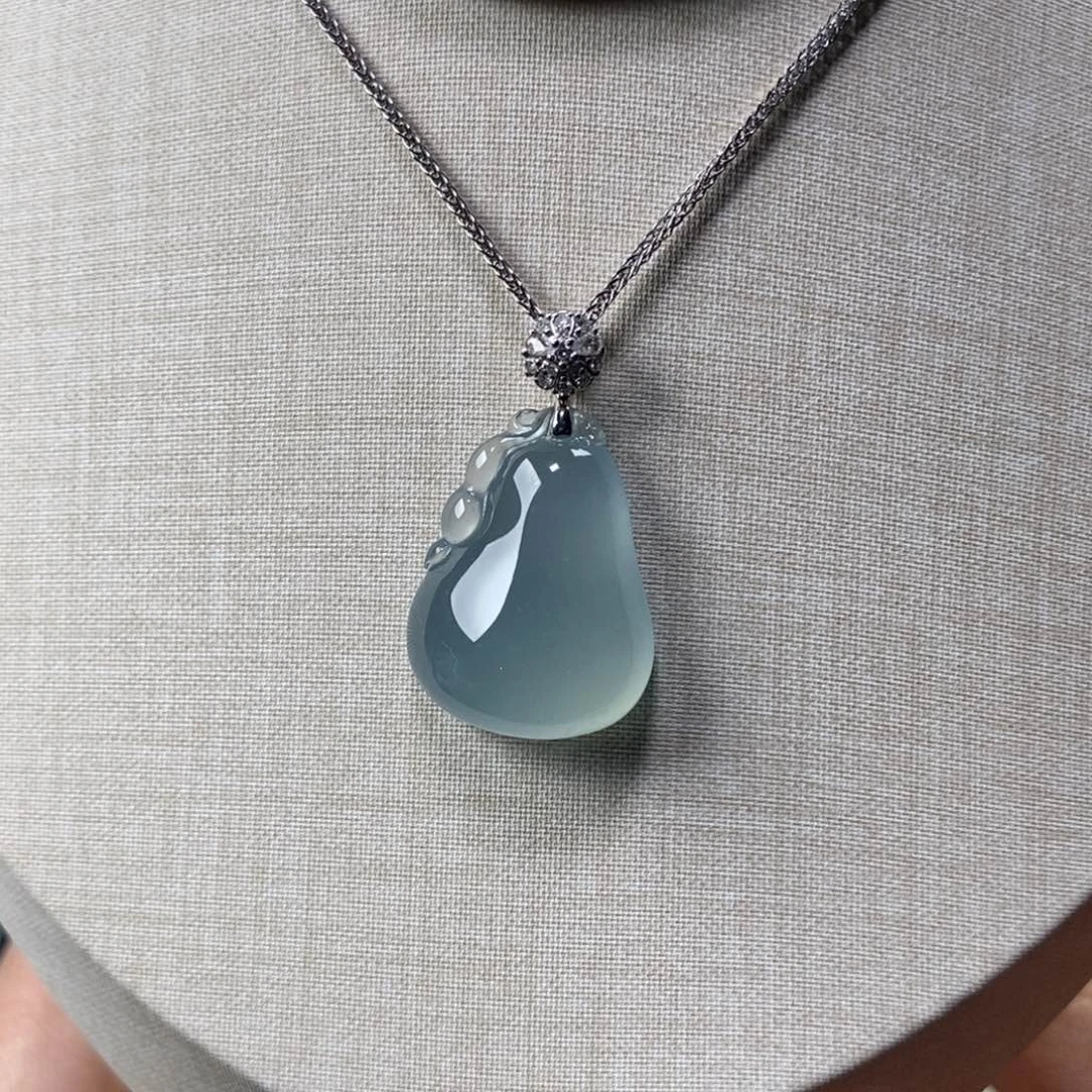 翡翠颈饰18K金镶嵌高冰种蓝晴底起光胖福瓜吊坠