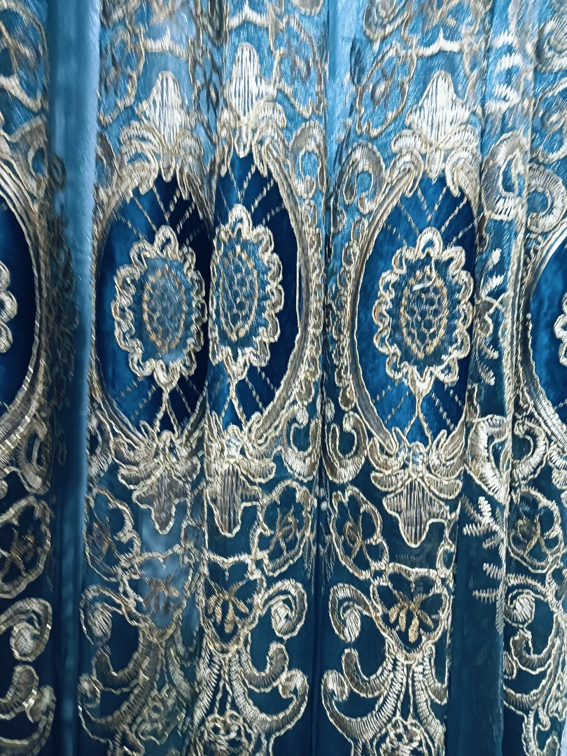 00676刺绣成品窗纱宽9米，高2.7挂钩款，对开发货