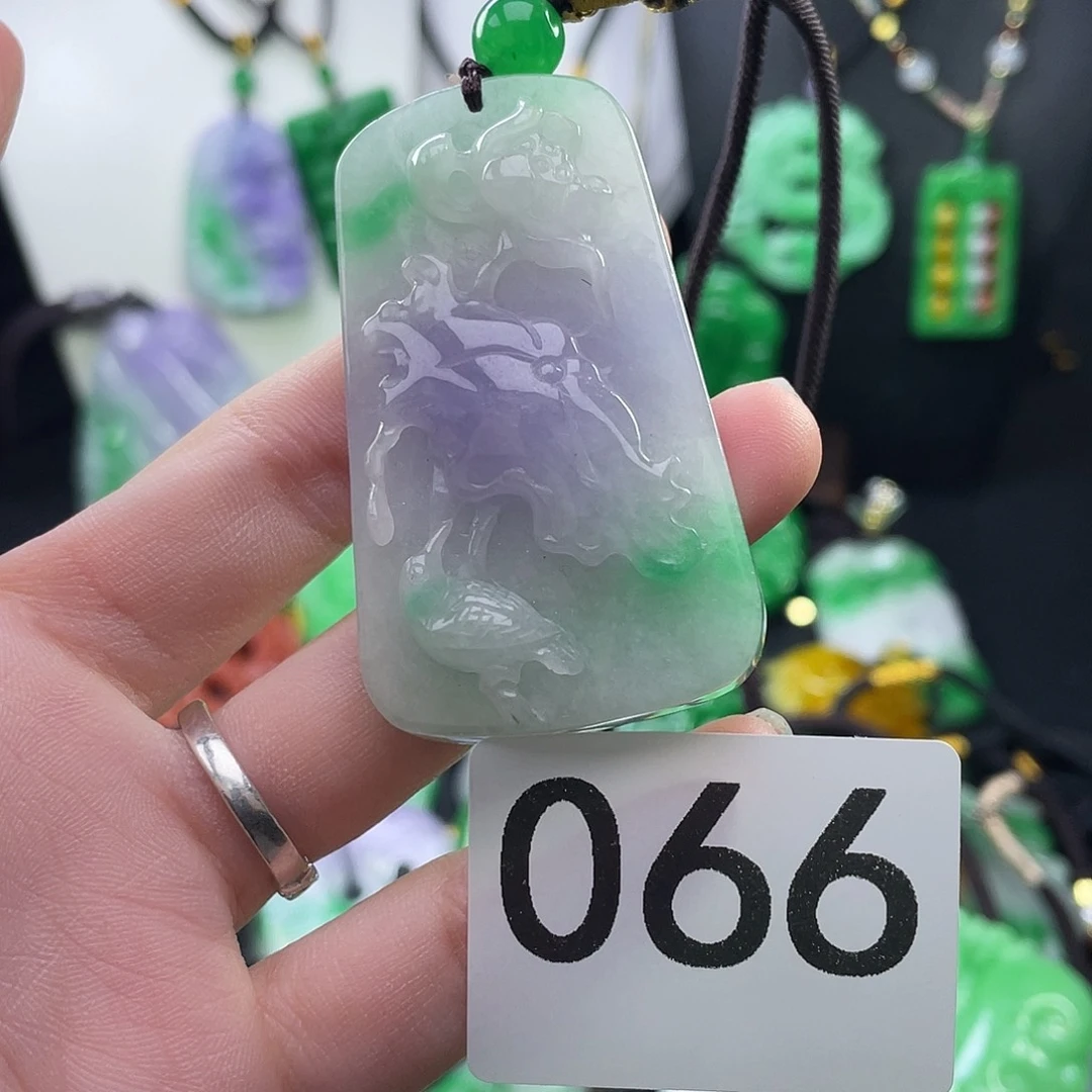 翡翠未镶嵌吊坠(赠链)