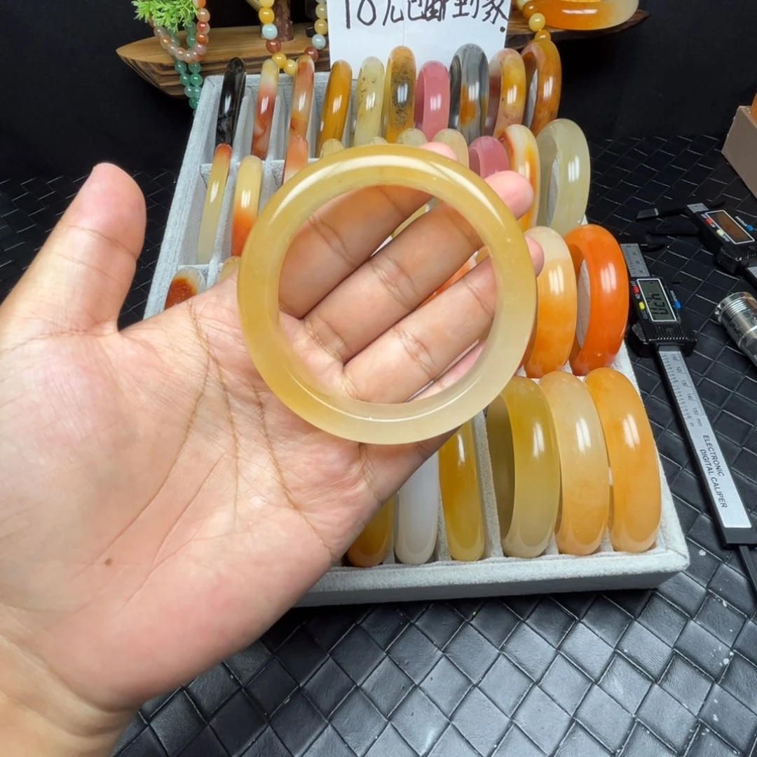 沉***默未镶嵌石英质玉（黄龙玉）手镯