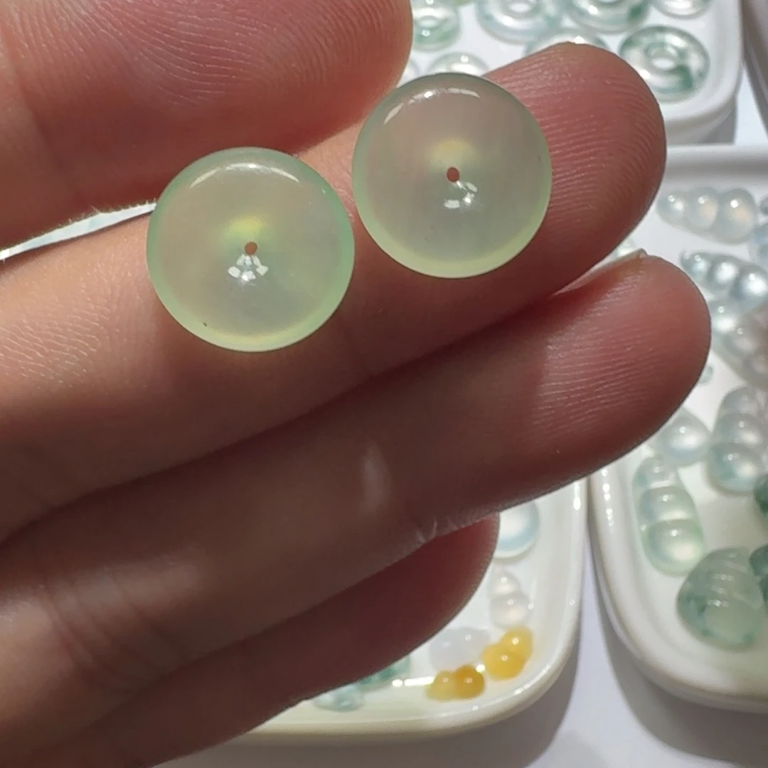 翡翠未镶嵌颈饰平安扣