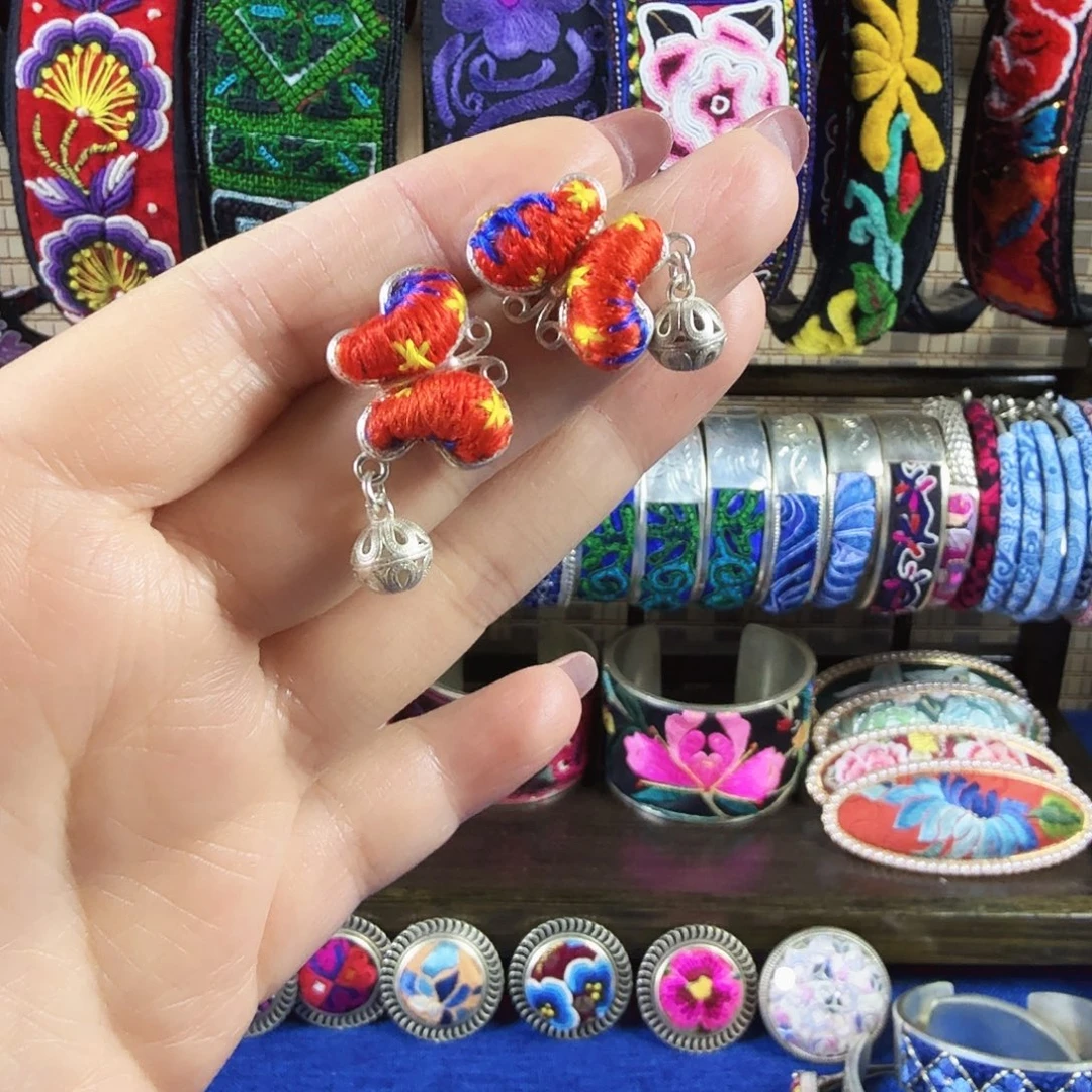 传承非遗刺绣饰品01