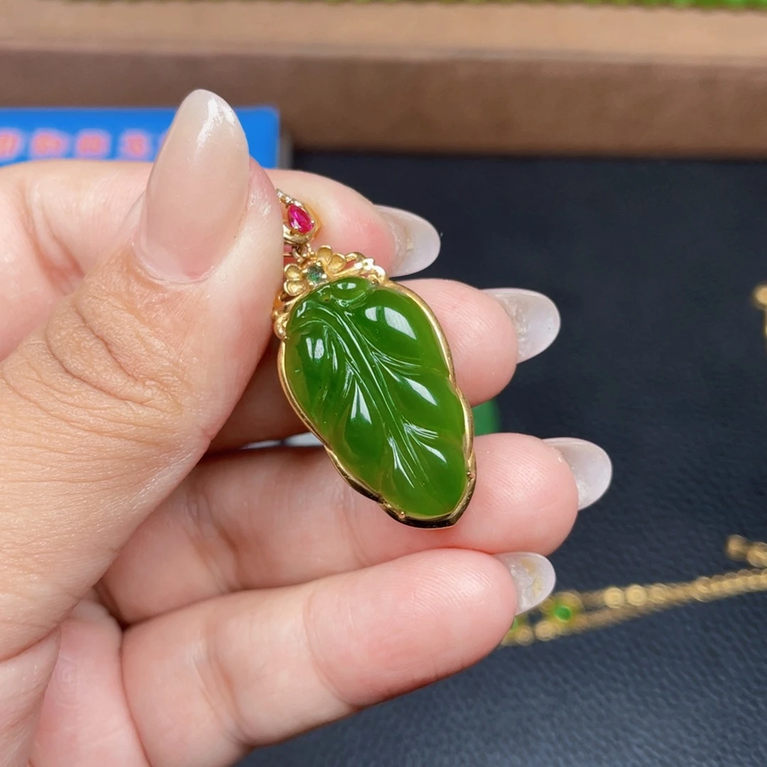 颈饰18K金镶嵌和田玉