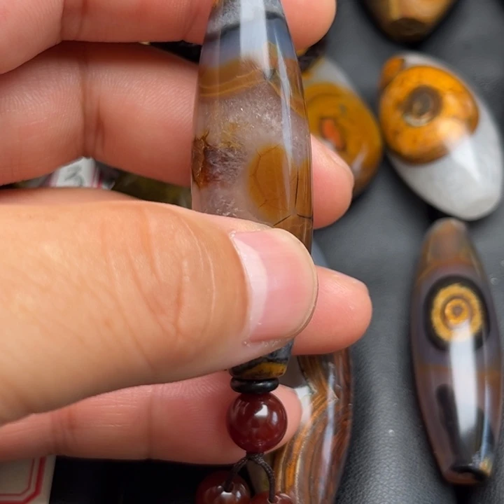 嘴***扬颈饰未镶嵌石英岩玉