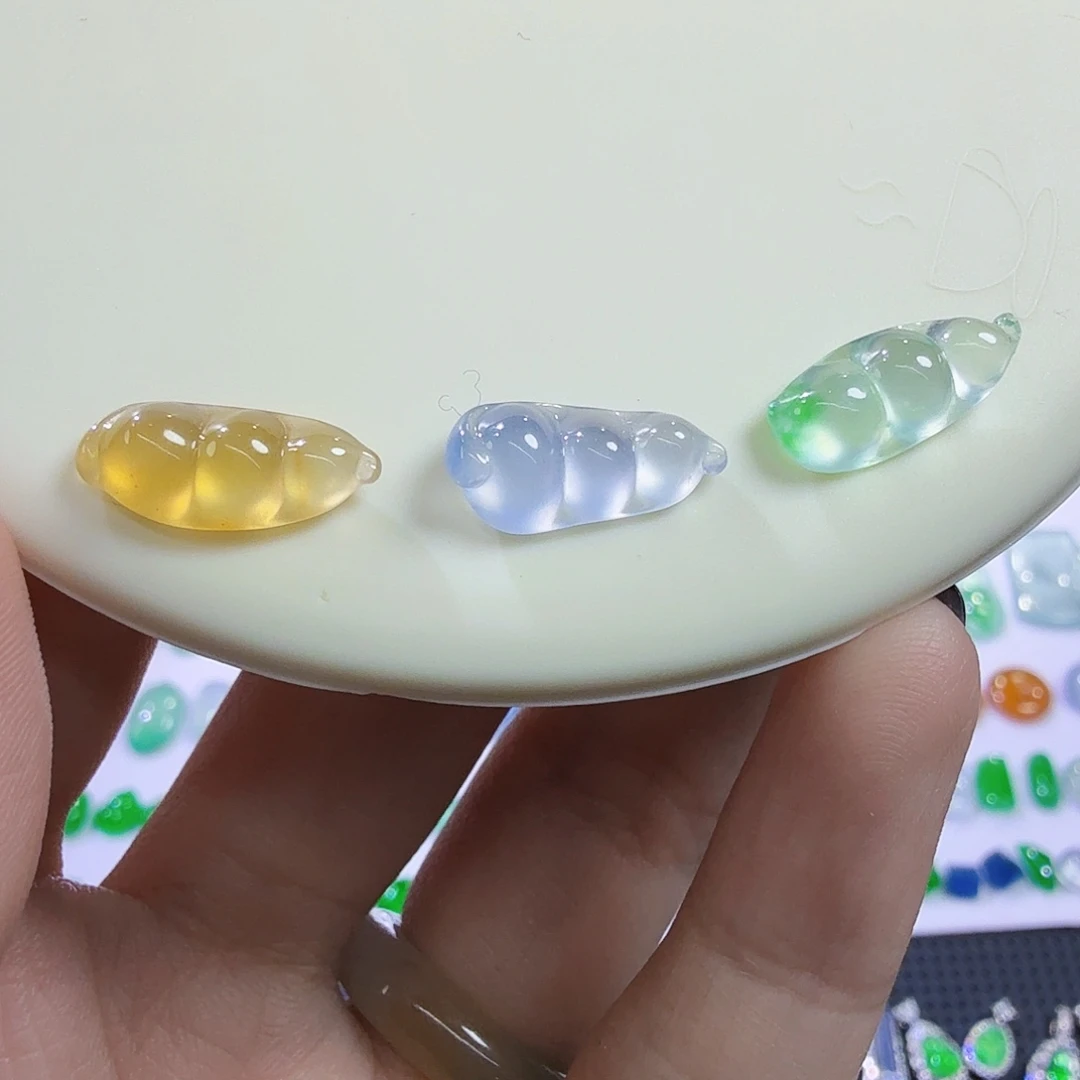 翡翠未镶嵌颈饰一套玻璃