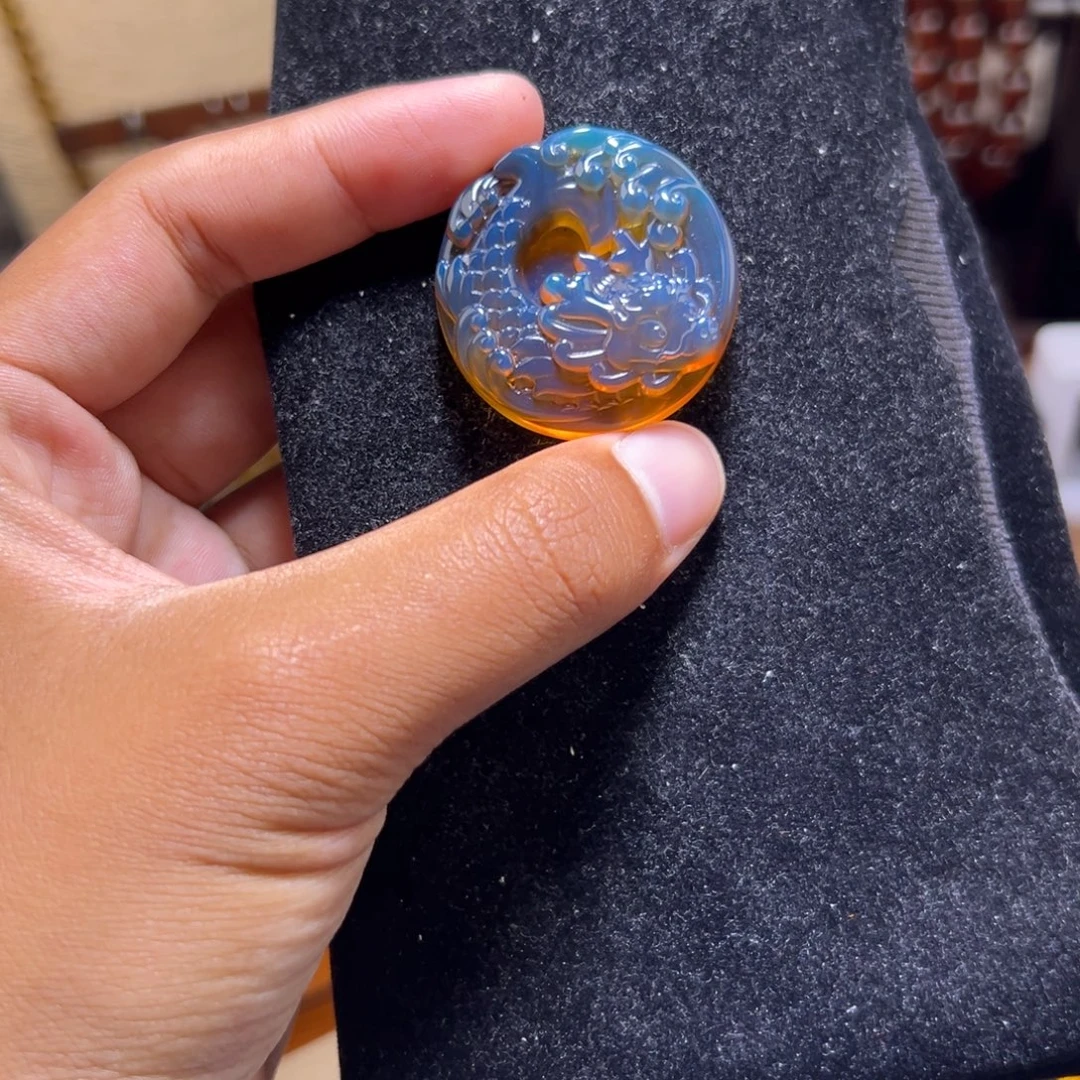 琥珀未镶嵌颈饰小龙鱼