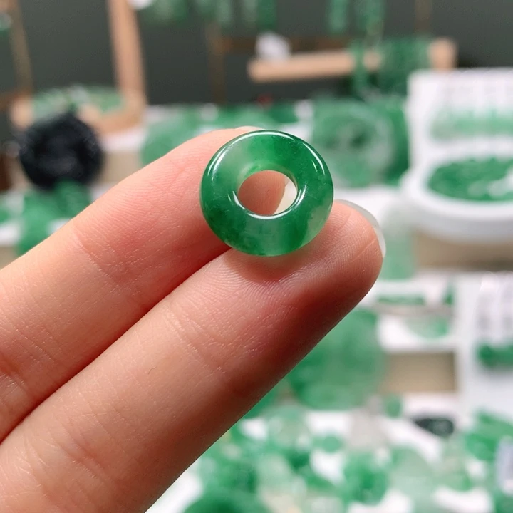 石英质玉未镶嵌颈饰骚***。天然非洲翠