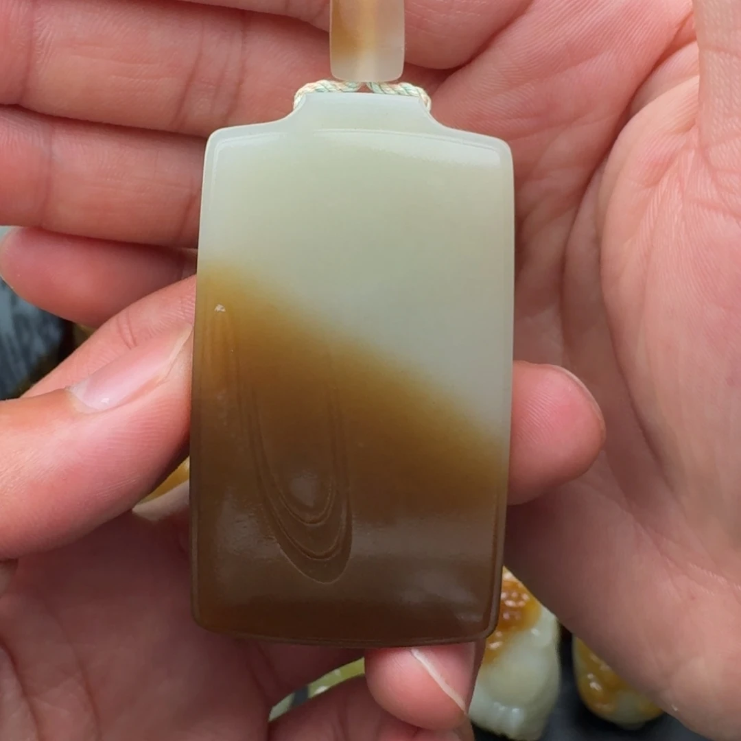 无***为和田玉（糖玉）未镶嵌颈饰