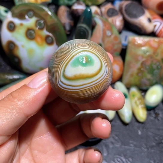 石英质玉珠宝半成品未镶嵌幸****?