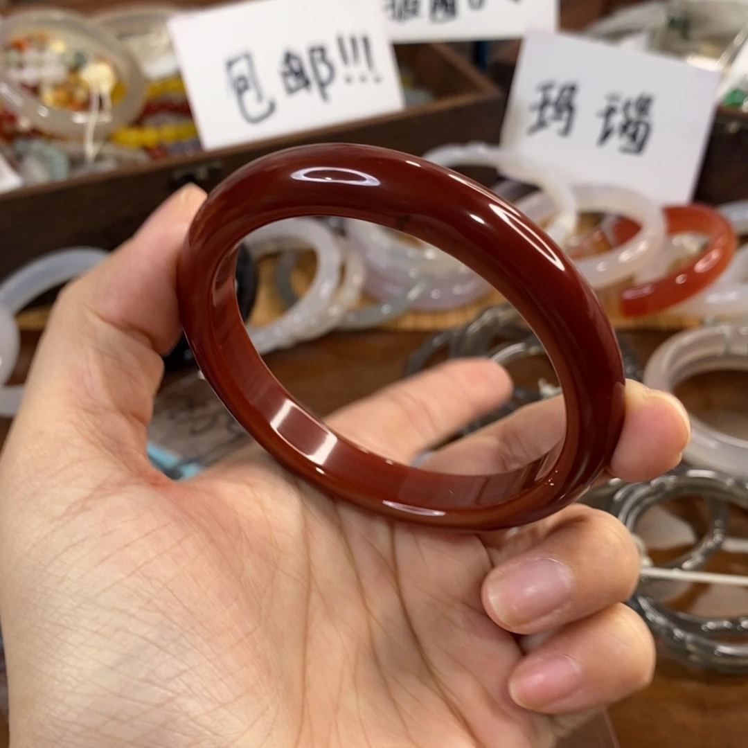 玛瑙/玉髓未镶嵌手镯A992。58.9圈。瑕