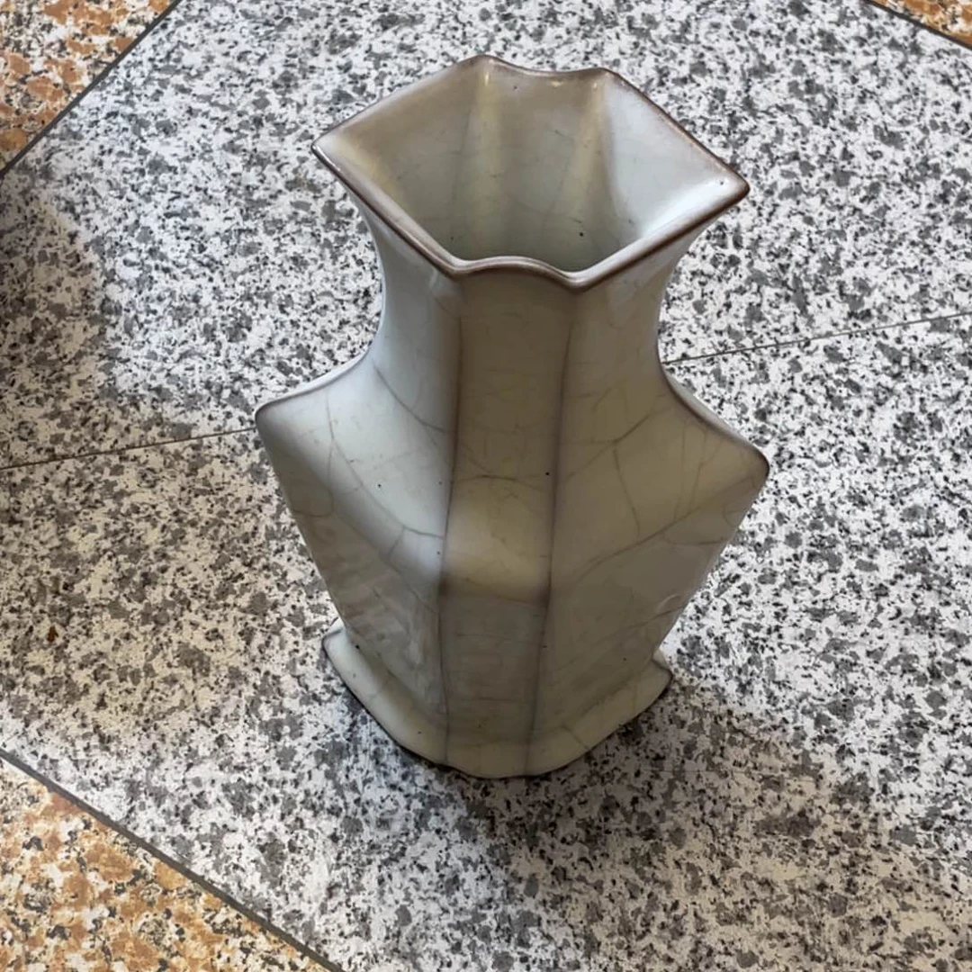 辣***茶赏品月白釉瓶子一个